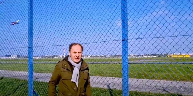 Dr Robert Gawkowski - przy lotnisku na Okęciu